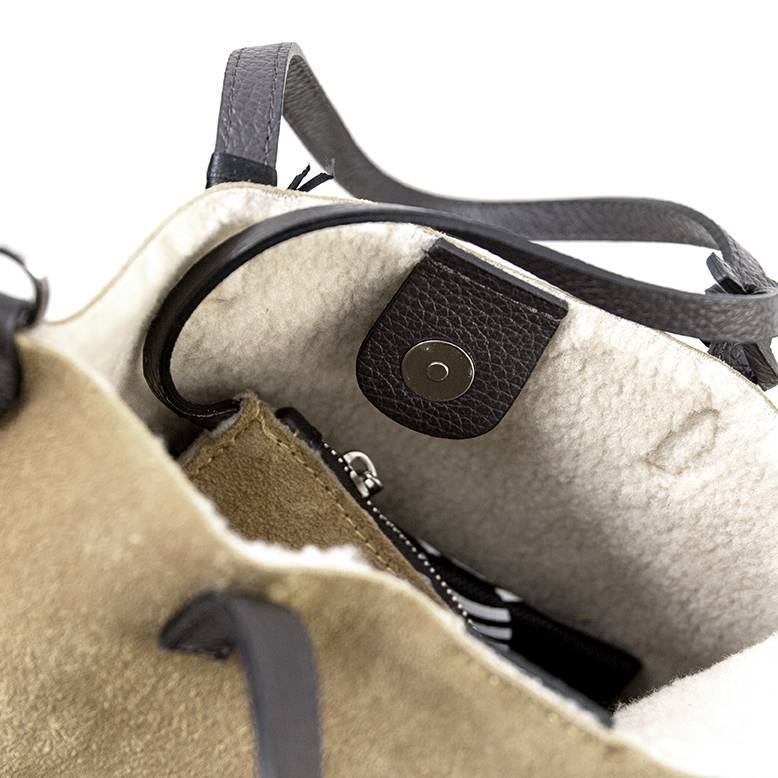 Laura Di Maggio TRUDI – borsa in camoscio ed eco montone taupe Saldi Di Fabbrica