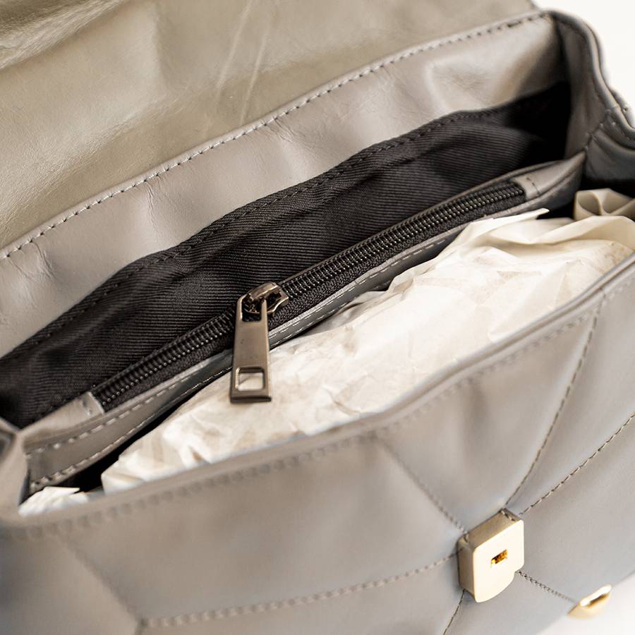Laura Di Maggio MUSA – borsa in pelle nappa trapuntata con borchie taupe Vendita
