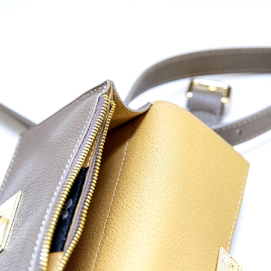 Laura Di Maggio CAROL – marsupio taupe con chiusura oro Consegna Veloce