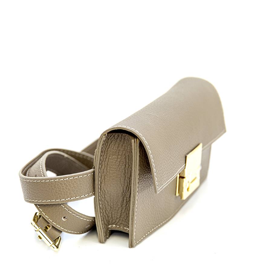 Laura Di Maggio CAROL – marsupio taupe con chiusura oro Consegna Veloce