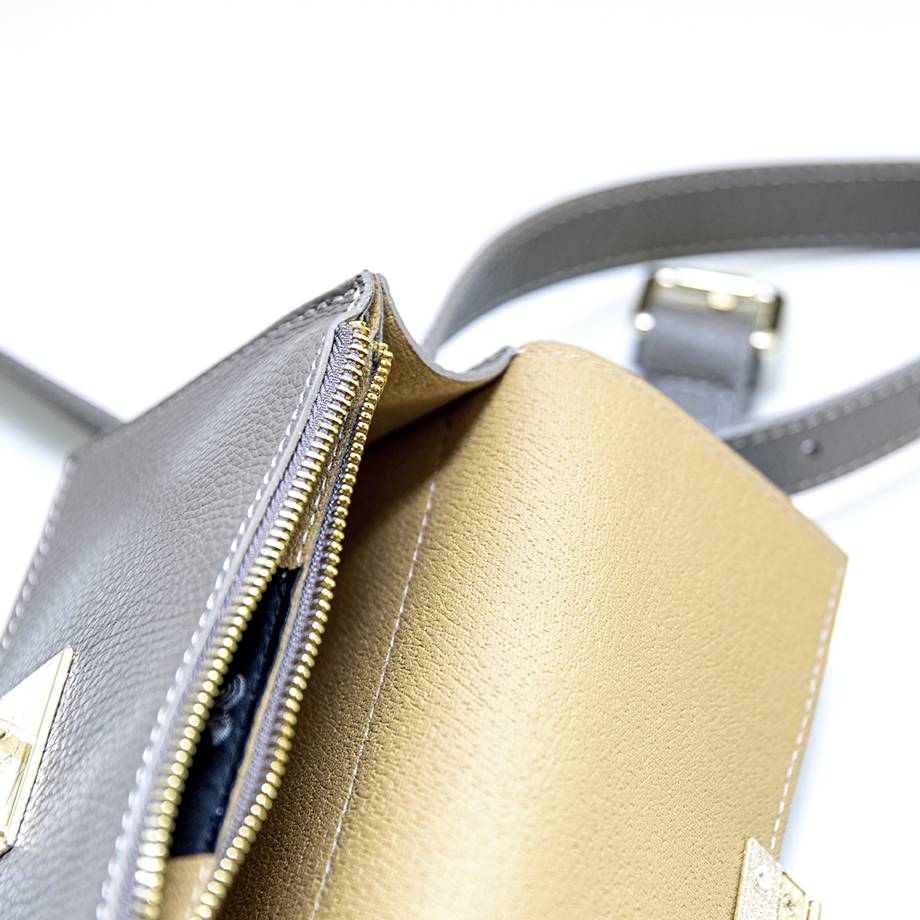 Laura Di Maggio CAROL – marsupio grigio con chiusura oro Fino Al -60%