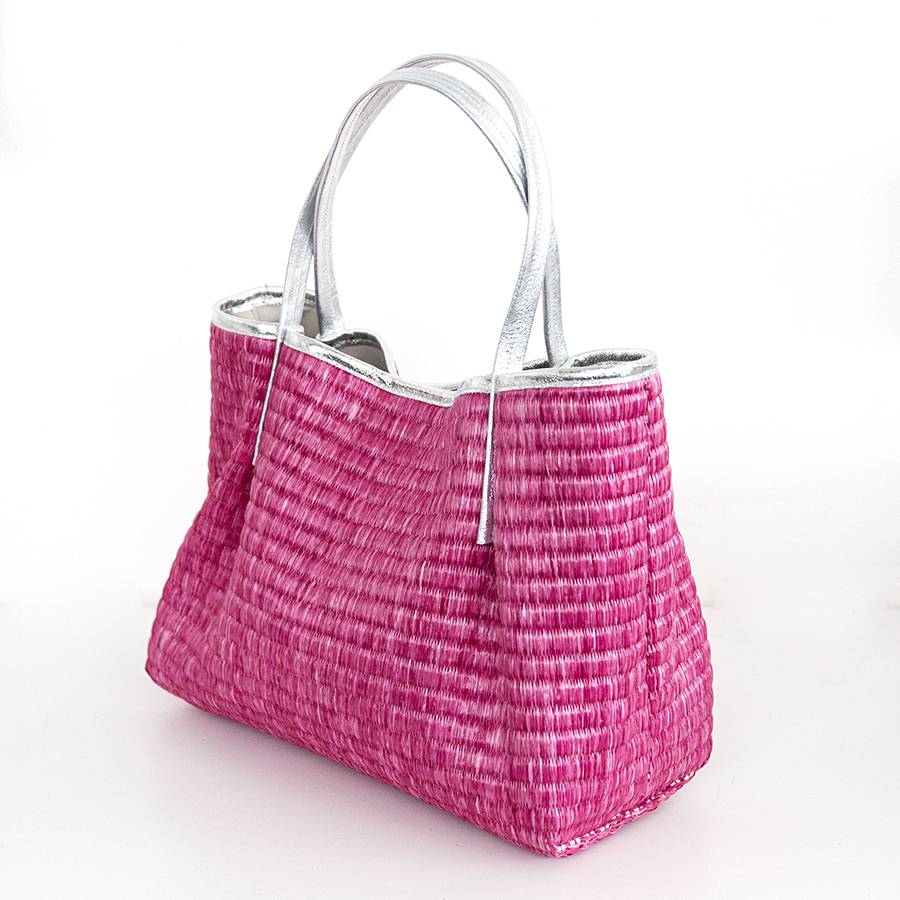 Laura Di Maggio ADIMA – shopping in pelle e paglia fucsia 2025