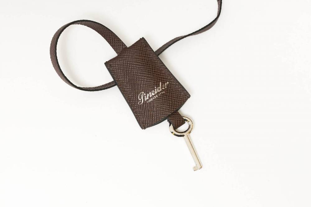 Pineider Baule fasciato, realizzato in pelle di vitello. Dimensione grande 120x51x51cm Fino al 55% di sconto