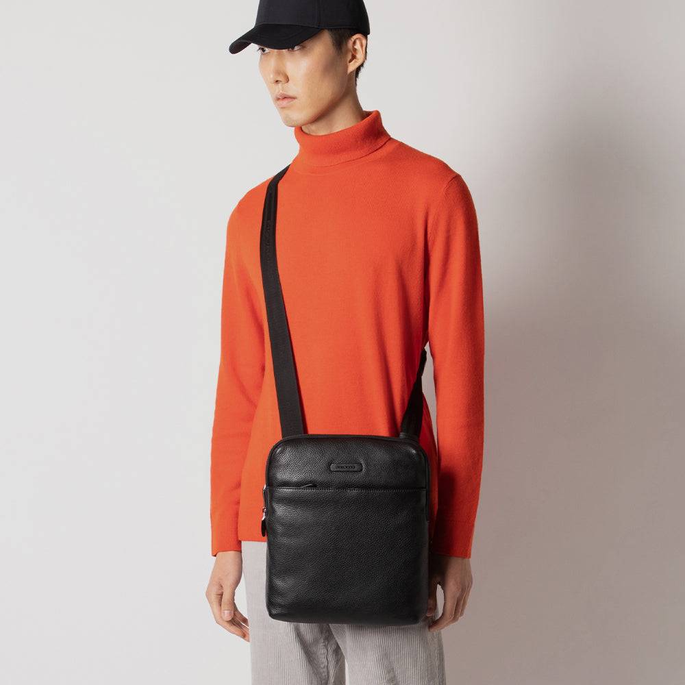 Piquadro Expandable iPad® crossbody bag with front pocket Promozione
