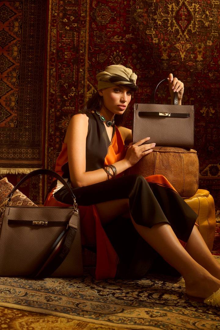 Roberta Gandolfi Frida Handbag in pelle martellata con tracolla logata in tessuto regolabile Offerta speciale