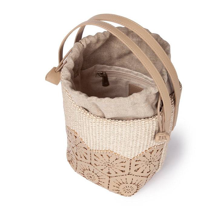 Roberta Gandolfi Giulia Bucket in rafia e pelle il pannello tagliato al laser è interamente cucito a mano con tracolla staccabile 2025