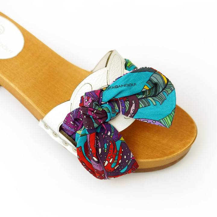 Roberta Gandolfi Lola Chain sandali in legno e pelle di vitello con fiocco stampa tropical Novità