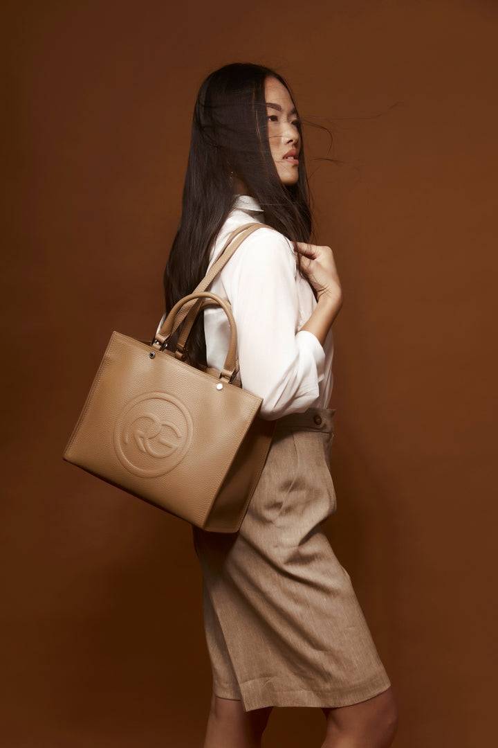 Roberta Gandolfi Roberta Pelle medium Borsa a mano in pelle con doppi spallacci per essere portata a spalla e tramezza Offerte