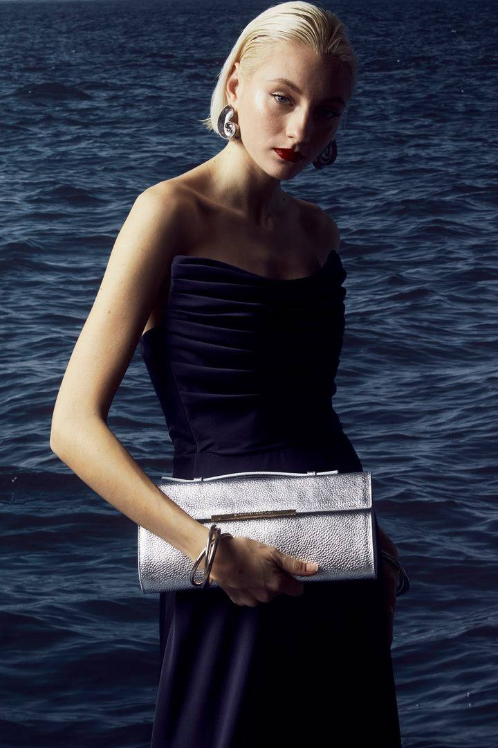 Roberta Gandolfi Julia cluch in pelle metalizzata e manico retrattile e tracolla staccabile e regolabile Moda