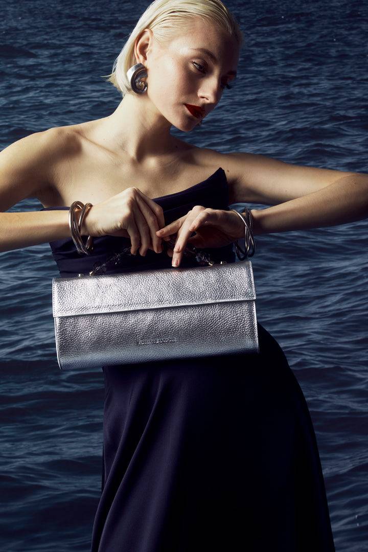 Roberta Gandolfi Julia Boule cluch in pelle metalizzata e manico gioiello con tracolla staccabile e regolabile Super Saving Price