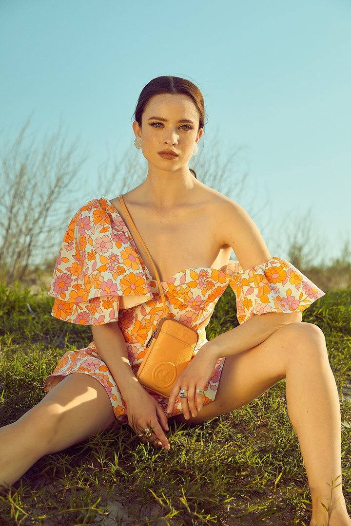 Roberta Gandolfi RG Phone holder in pelle di vitello con tracolla staccabile e regolabile Sconto