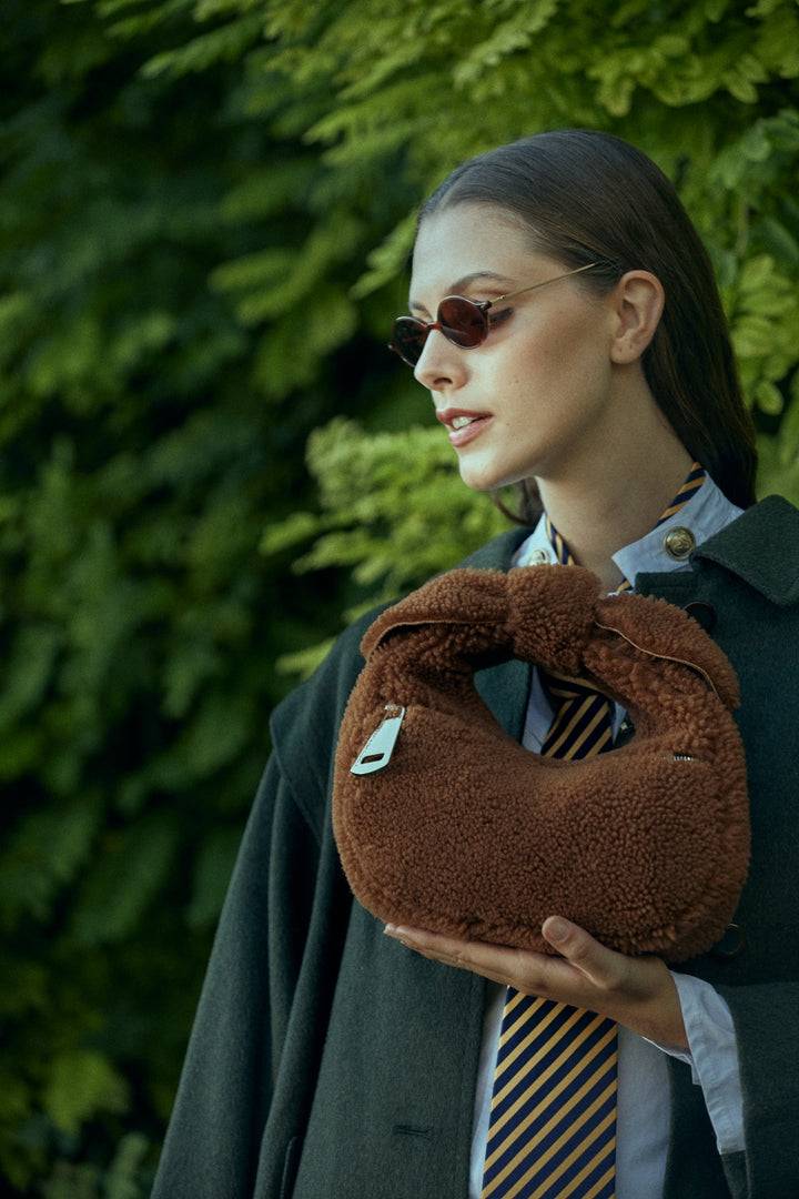 Roberta Gandolfi Bunny Teddy mini bag in shearling con tracolla in pelle staccabile Ritorno libero
