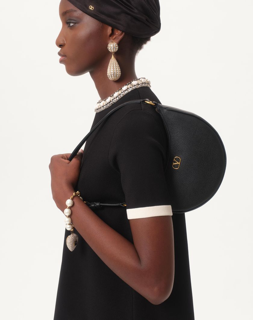 Valentino Handbags Mini Borsa Hobo Vlogo Signature In Vitello Granato per Donna in Nero | Valentino IT Vendite Flash