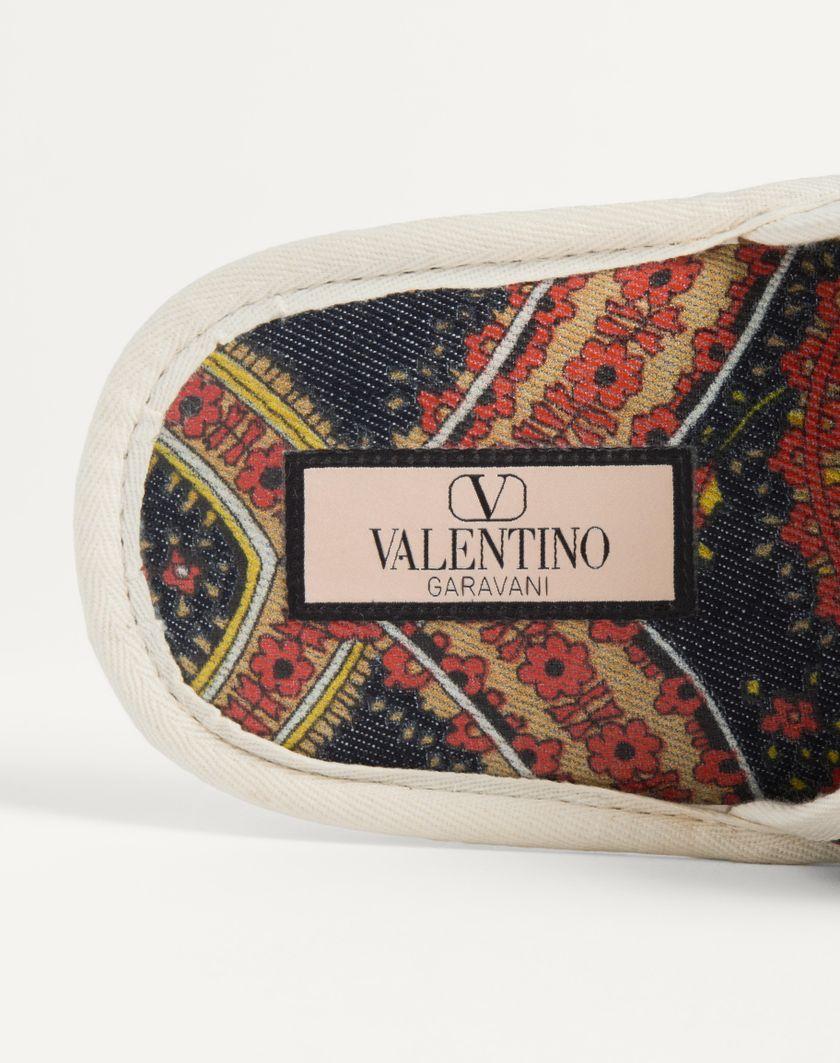 Valentino Handbags Slide Ta Chambre In Tessuto Denim Voyage Imaginaire per Uomo in Multicolor/avorio | Valentino IT Online
