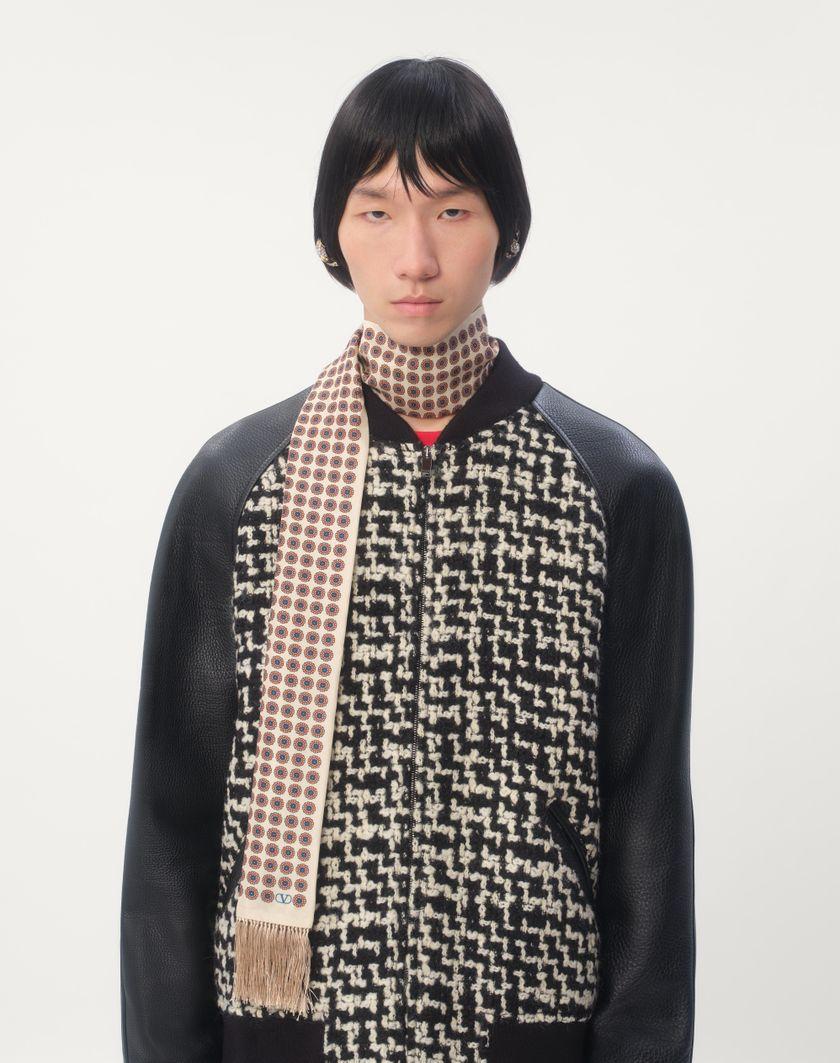 Valentino Handbags Scarf Bandeaux Chamber In Seta Con Frange per Uomo in Crema/pesca/bluette/nero | Valentino IT Offerte