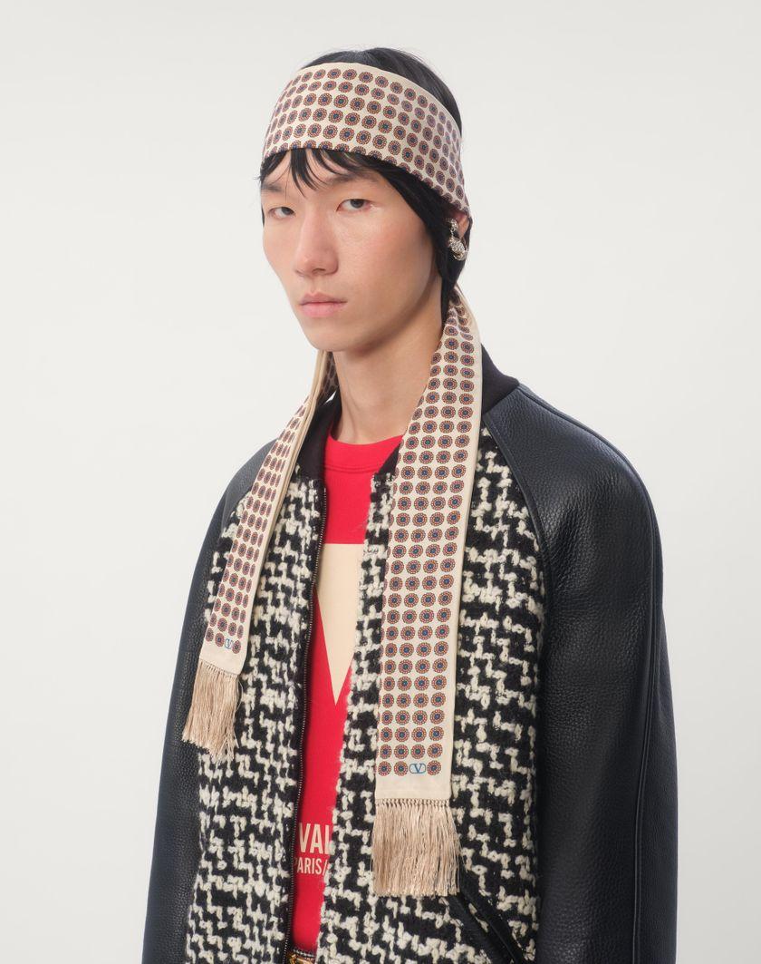Valentino Handbags Scarf Bandeaux Chamber In Seta Con Frange per Uomo in Crema/pesca/bluette/nero | Valentino IT Offerte