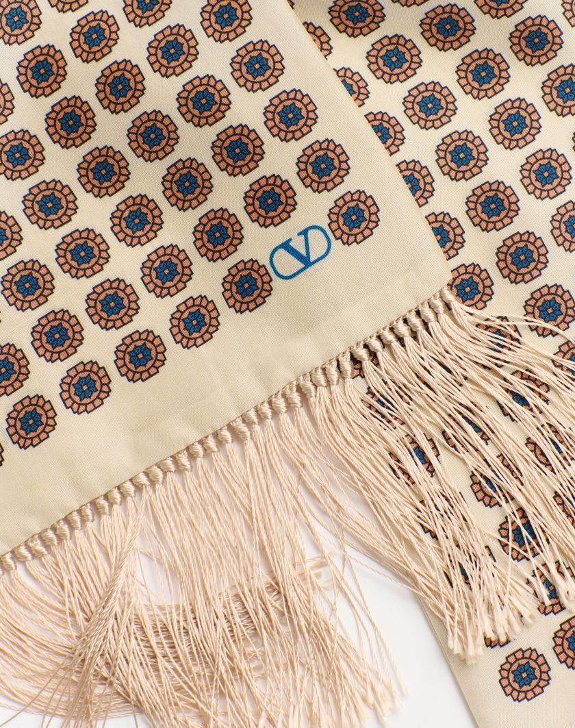 Valentino Handbags Scarf Bandeaux Chamber In Seta Con Frange per Uomo in Crema/pesca/bluette/nero | Valentino IT Offerte