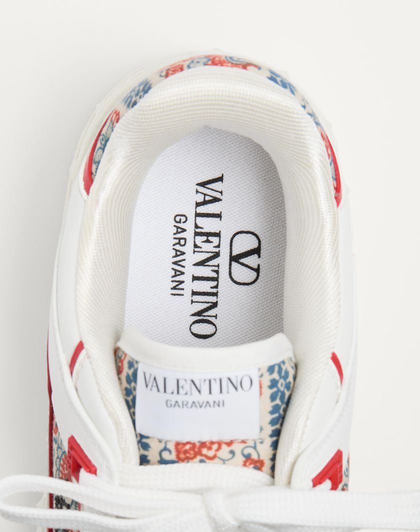 Valentino Handbags Sneaker Low Top Freedots In Vitello E Tessuto Voyage Imaginaire per Uomo in Bianco/multicolor/corallo | Valentino IT Nuovo