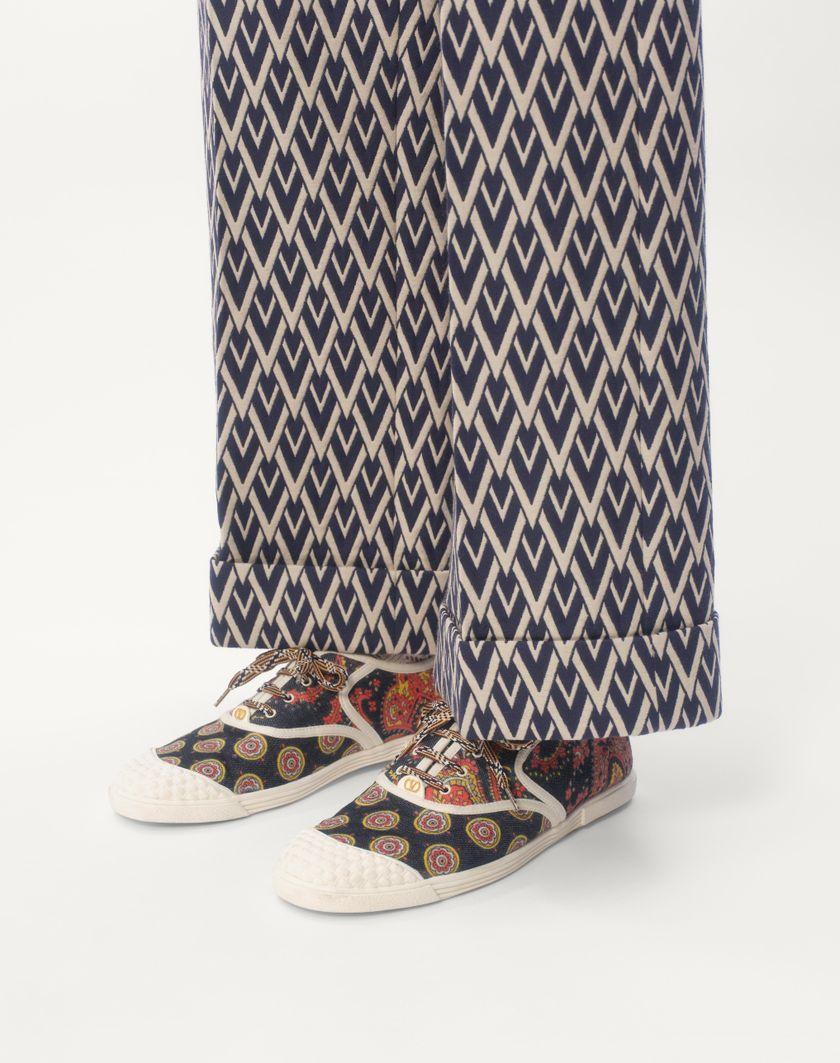 Valentino Handbags Sneaker Bay By Bay In Tessuto Denim Voyage Imaginaire per Uomo in Multicolor/avorio | Valentino IT Novità