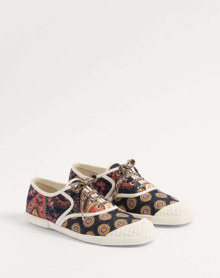 Valentino Handbags Sneaker Bay By Bay In Tessuto Denim Voyage Imaginaire per Uomo in Multicolor/avorio | Valentino IT Novità