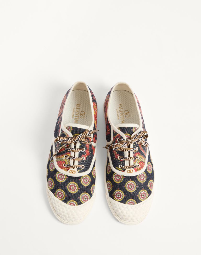 Valentino Handbags Sneaker Bay By Bay In Tessuto Denim Voyage Imaginaire per Uomo in Multicolor/avorio | Valentino IT Novità