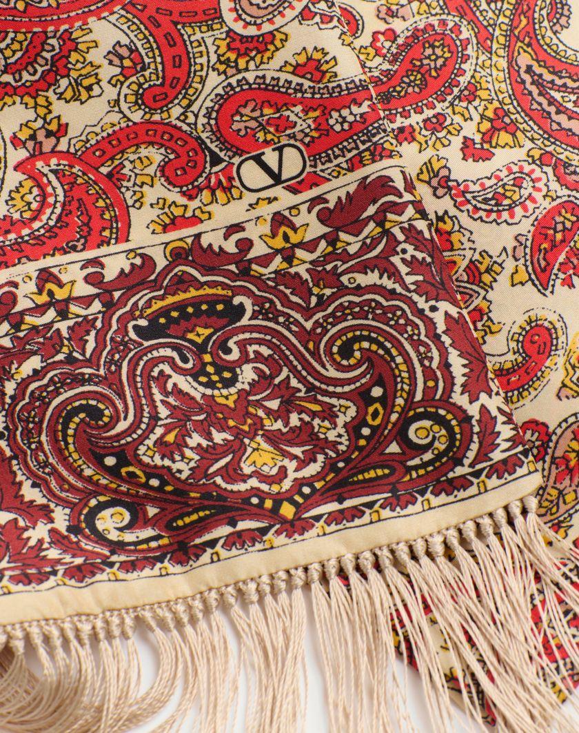 Valentino Handbags Scarf Bandeaux Voyage Imaginaire In Seta Con Frange per Uomo in Crema/rosso/bordeaux/nero | Valentino IT Presa