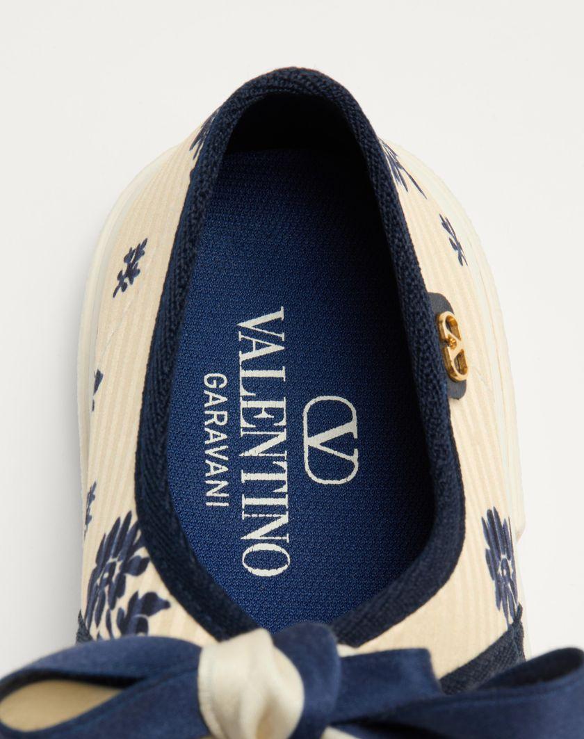 Valentino Handbags Sneaker Ballerina Bay By Bay In Tessuto Papier Floral per Donna in Blu/avorio | Valentino IT Pezzi Unici