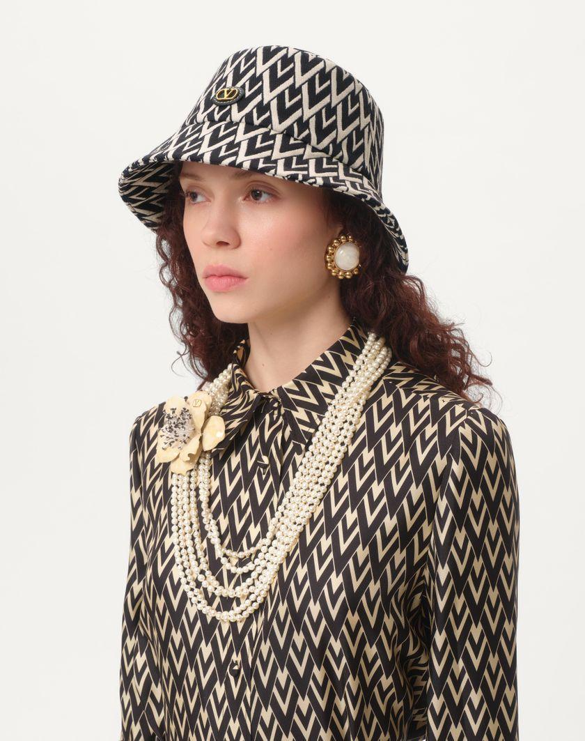 Valentino Handbags Cappello Bucket Toute La V In Lana per Donna in Nero/crema | Valentino IT Offerta