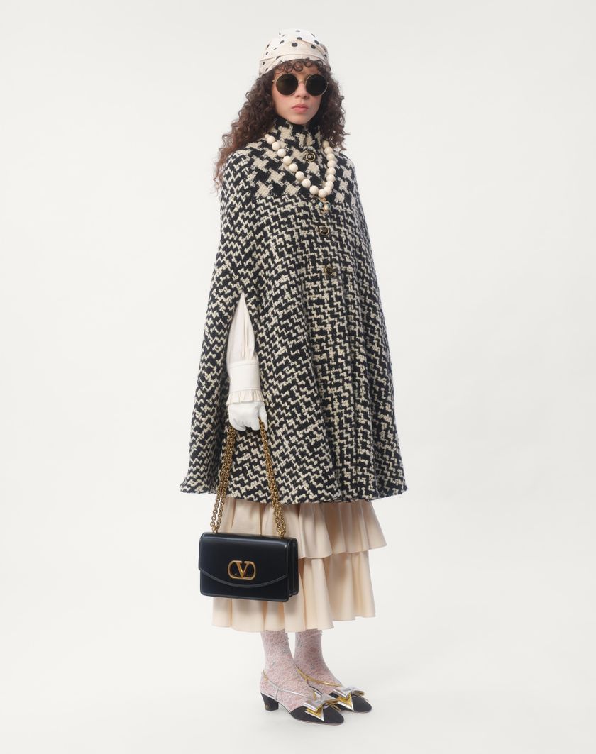 Valentino Handbags Cappa In Geometric Tweed per Donna in Avorio/nero | Valentino IT Nuova