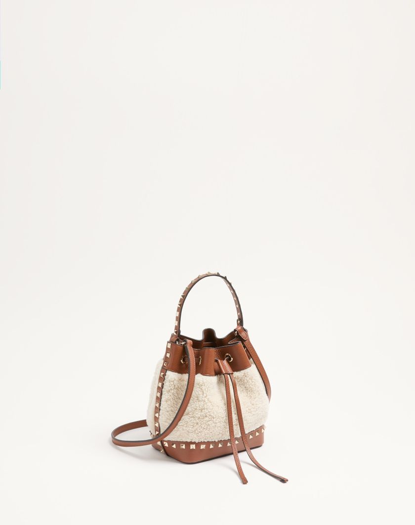 Valentino Handbags Borsa A Secchiello Valentino Garavani Rockstud In Shearling per Donna in Naturale/selleria | Valentino IT Online