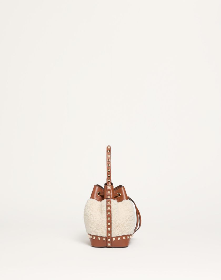 Valentino Handbags Borsa A Secchiello Valentino Garavani Rockstud In Shearling per Donna in Naturale/selleria | Valentino IT Online