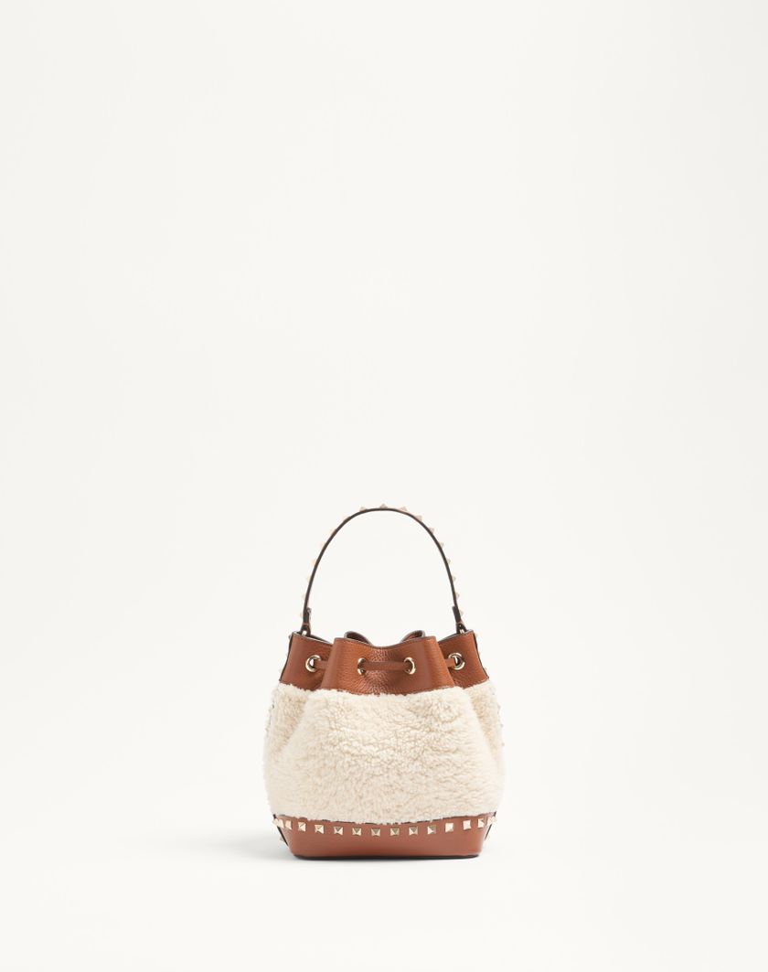 Valentino Handbags Borsa A Secchiello Valentino Garavani Rockstud In Shearling per Donna in Naturale/selleria | Valentino IT Online