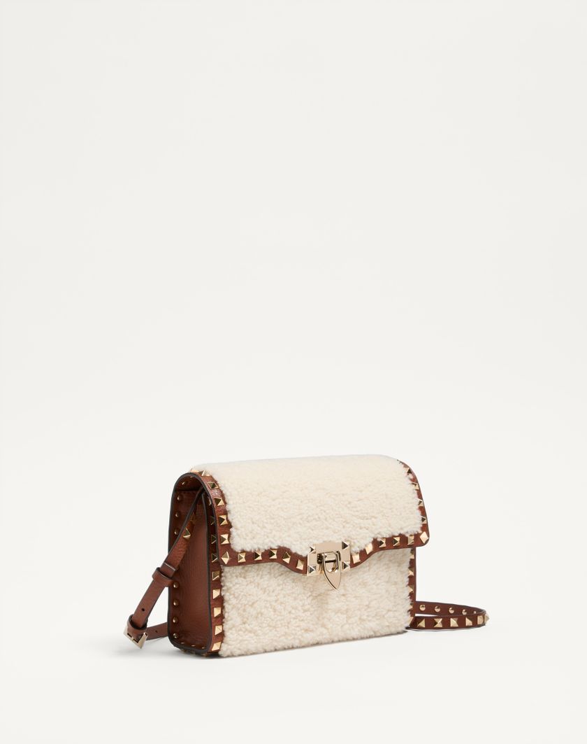 Valentino Handbags Borsa Piccola A Tracolla Valentino Garavani Rockstud In Shearling per Donna in Naturale/selleria | Valentino IT Outlet