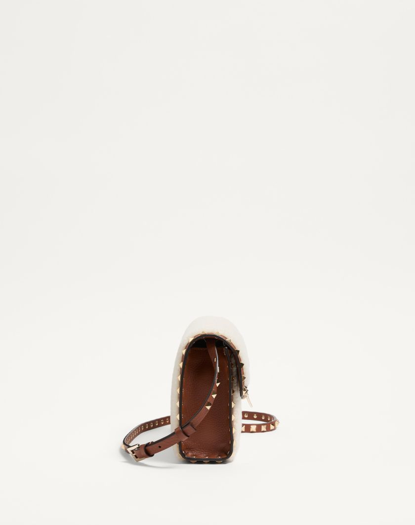 Valentino Handbags Borsa Piccola A Tracolla Valentino Garavani Rockstud In Shearling per Donna in Naturale/selleria | Valentino IT Outlet