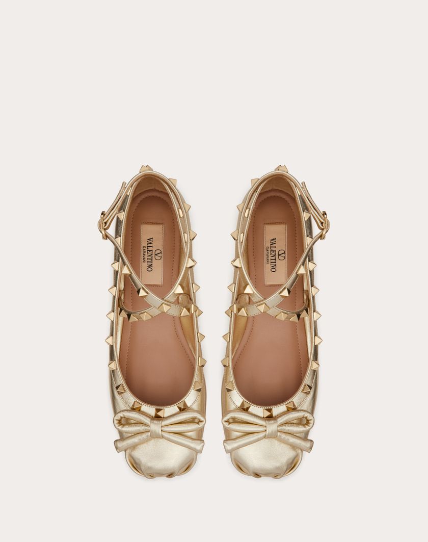 Valentino Handbags Ballerina Rockstud In Nappa Laminata per Donna in Platino | Valentino IT Comprane uno, ottenene uno gratis
