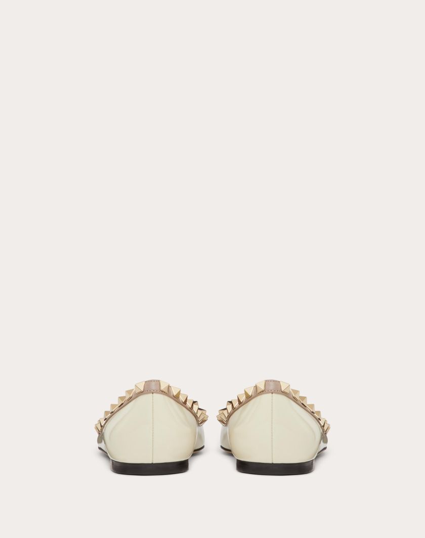 Valentino Handbags Ballerina Rockstud In Vernice per Donna in Avorio/poudre | Valentino IT ACQUISTA ORA