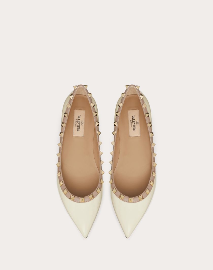Valentino Handbags Ballerina Rockstud In Vernice per Donna in Avorio/poudre | Valentino IT ACQUISTA ORA