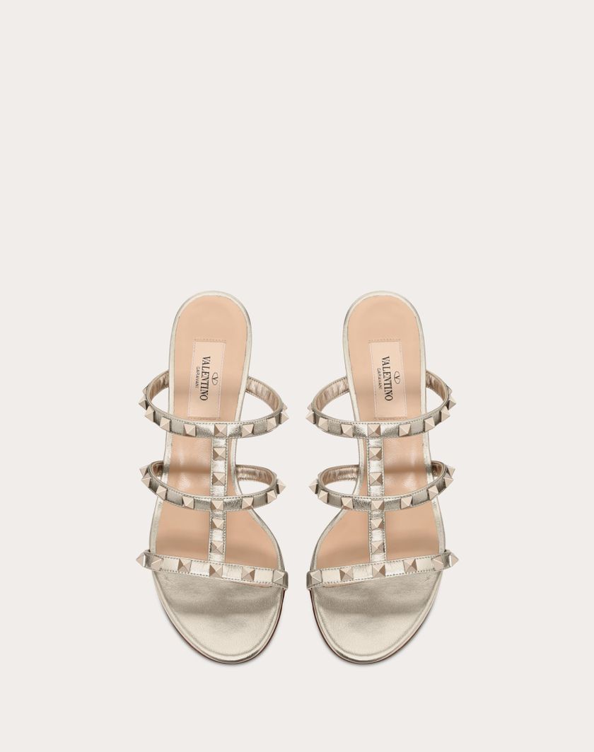 Valentino Handbags Sandalo Slider Rockstud In Vitello Metallizzato 60mm per Donna in Skin | Valentino IT Negozi Online