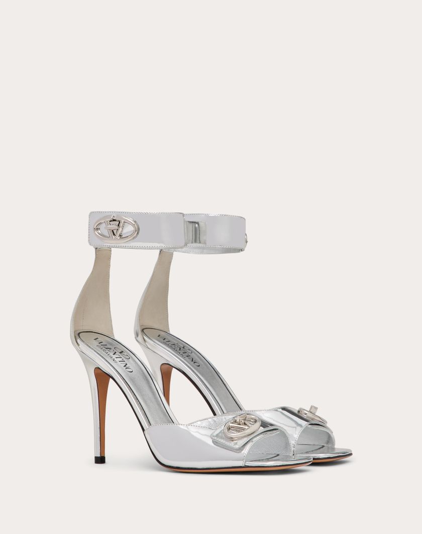 Valentino Handbags Sandalo Vlogo Locker In Vitello Specchio 105mm per Donna in Argento | Valentino IT Presa
