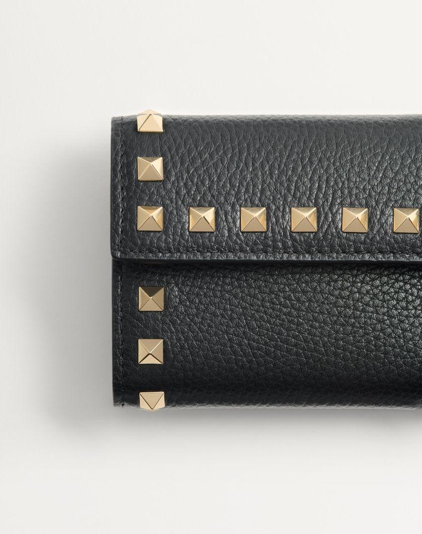 Valentino Handbags Portafoglio Trifold Rockstud In Vitello Granato per Donna in Nero | Valentino IT Online Outlet