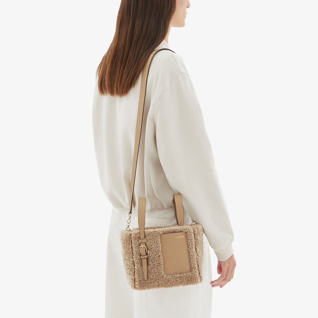 Valextra Borsa a secchiello da Donna in Shearling Beige | Valextra Soft Novità