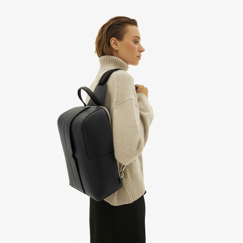 Valextra Valextra V-Line: Zaino monospalla con porta iPad in Pelle Nera Promozione Limitata