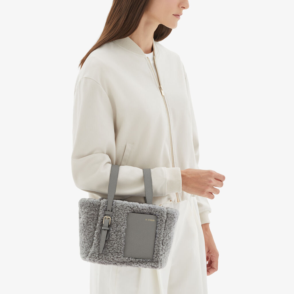Valextra Borsa a secchiello da Donna in Shearling Grigia | Valextra Soft 2025