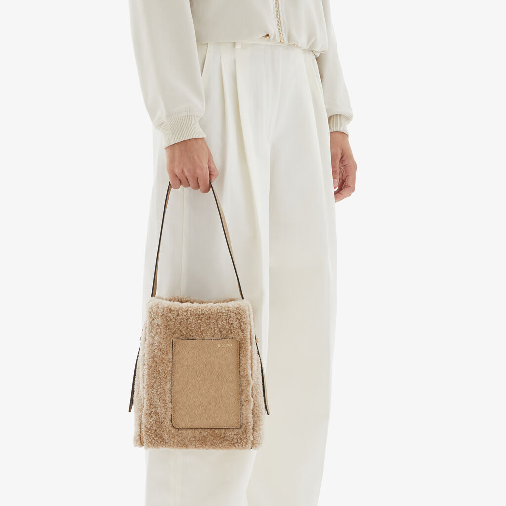 Valextra Borsa a secchiello da Donna Mini Shearling Beige | Valextra Soft In Linea