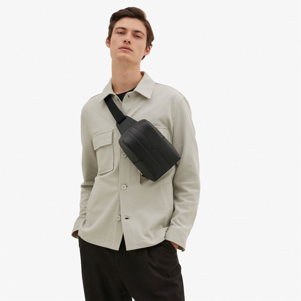 Valextra Zaino monospalla piccolo in Pelle Nera | Valextra V-Line Presa