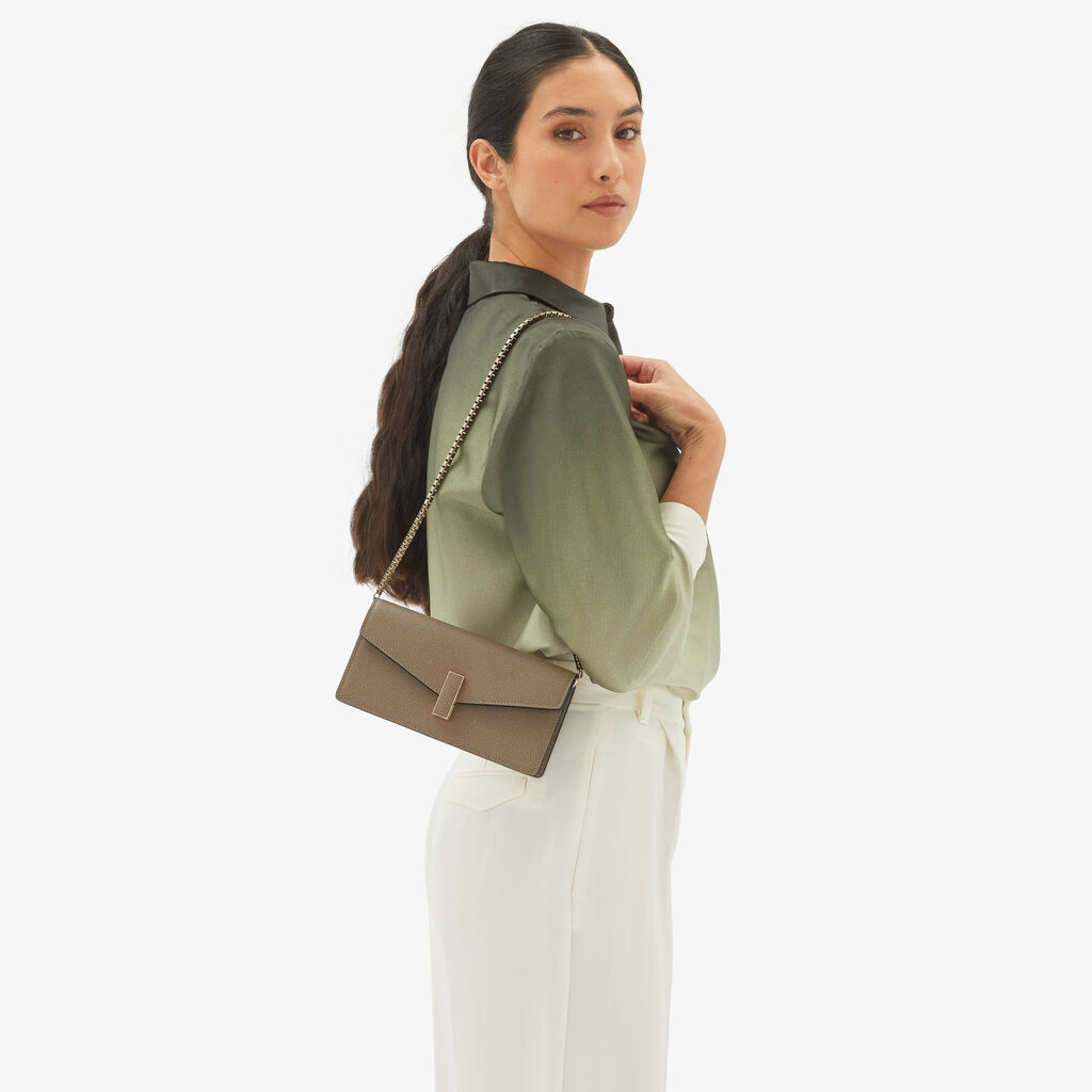 Valextra Clutch da Donna in Pelle Marrone di Lusso | Valextra Iside Online