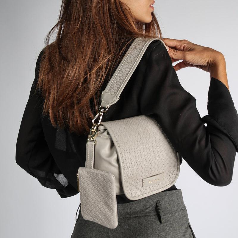 ALMALA PUFFY BAG | CEMENTO 2025